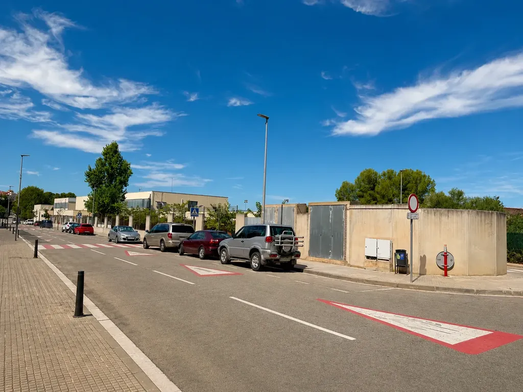 La escuela, en la misma calle de la comunidad